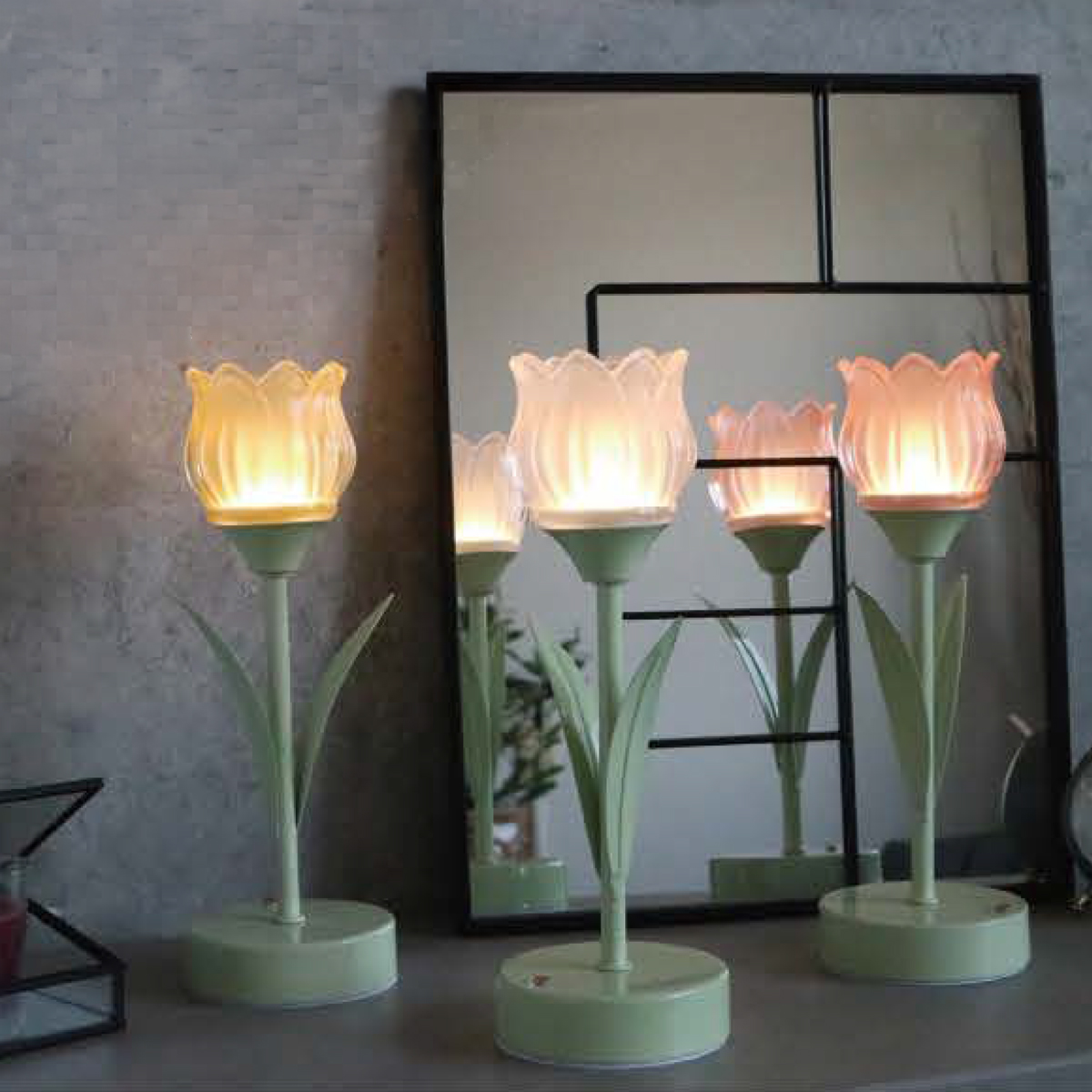 《予約：26年9月上旬以降入荷》Lumo チューリップ テーブルランプ インテリア雑貨