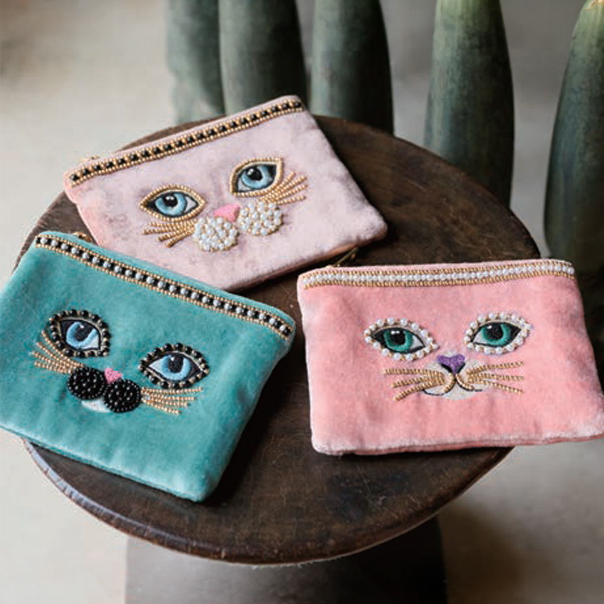 《予約:10月下旬》猫ビーズ刺繍フラットポーチ