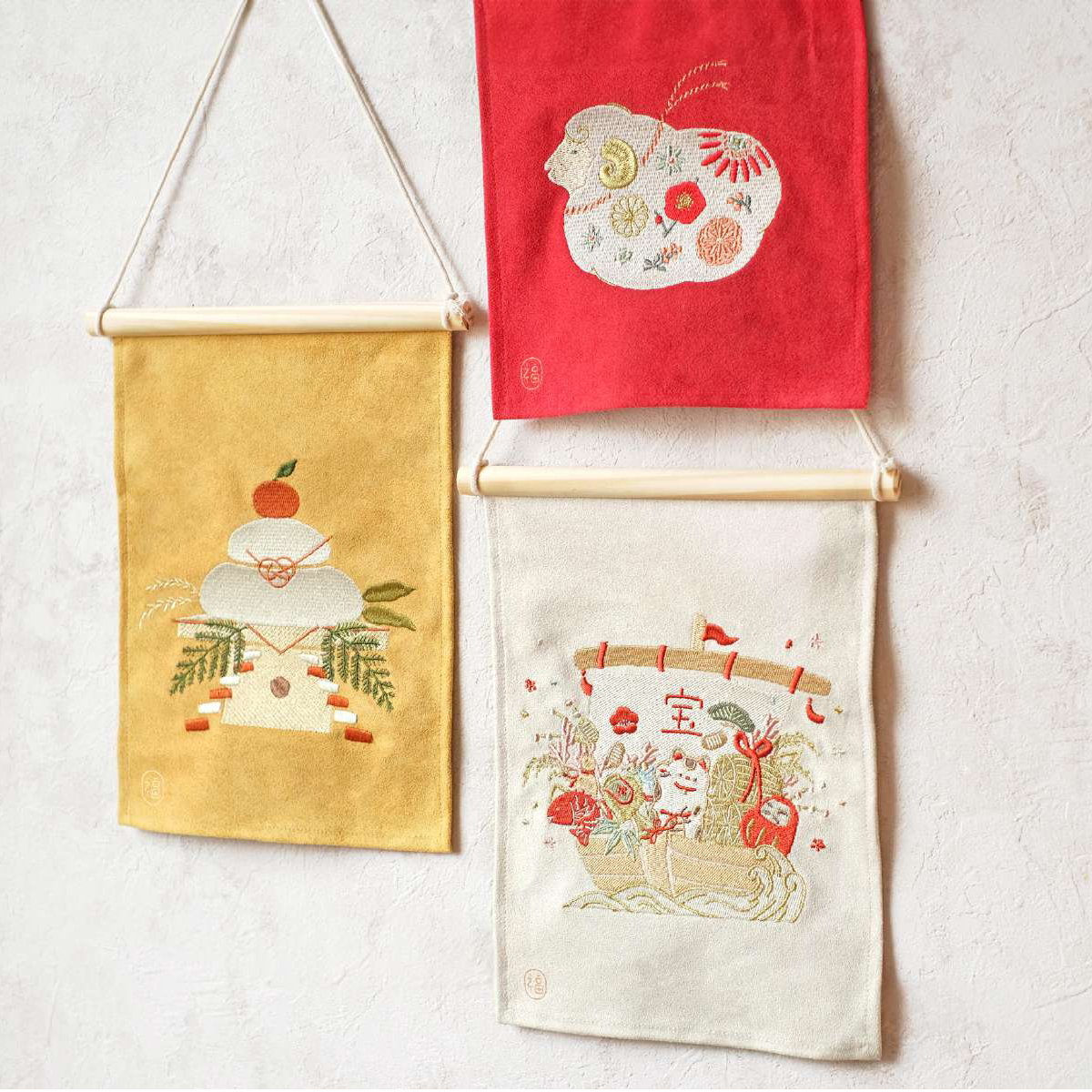 《予約：26年11月中旬以降入荷》【お正月】刺繍ミニタペストリー 干支 未 ひつじ 鏡餅 飾り付け
