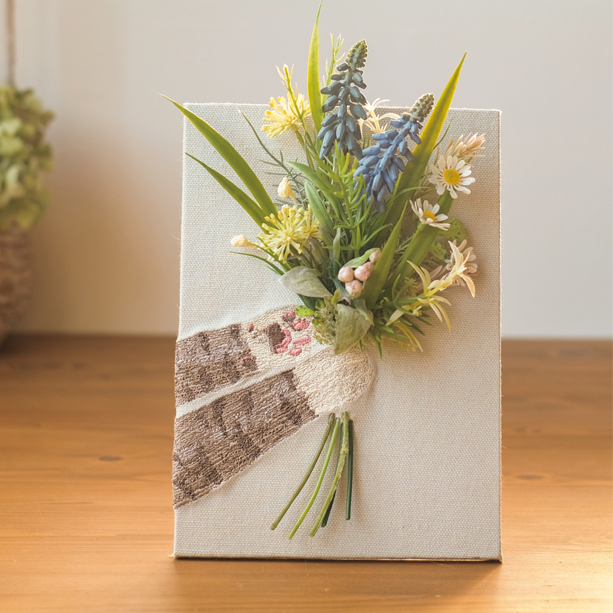 【ギフトやフラワーアレンジに】刺繍キャンバスボード 猫の手 ねこ ハンドメイド用