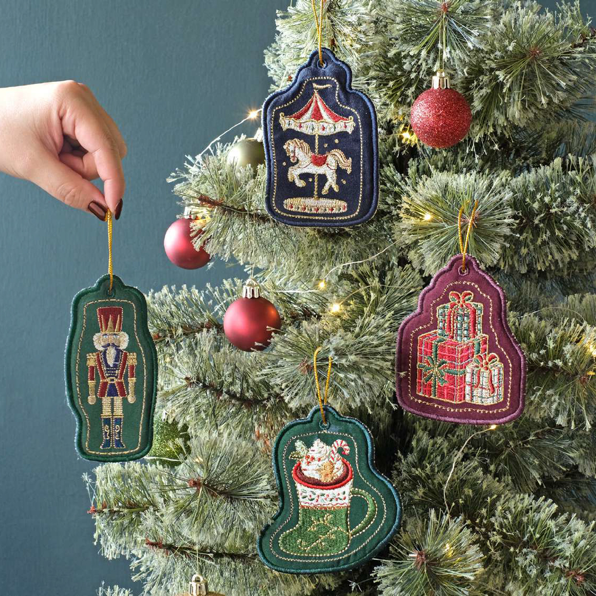 【クリスマス】CM刺繍オーナメント クリスマスマーケット 飾り付け 6個アソートセット