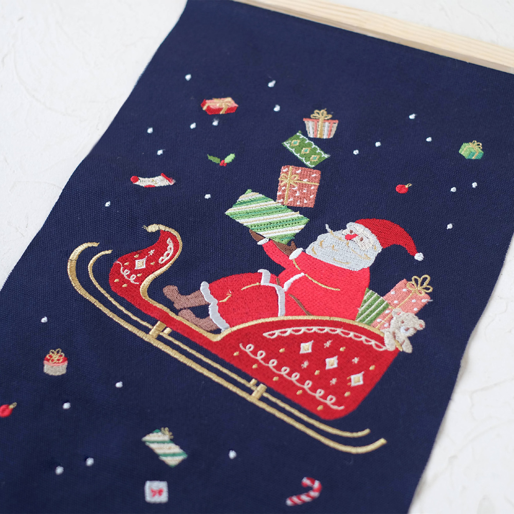《予約：8月下旬入荷》【クリスマス】刺繍タペストリー サンタクロース