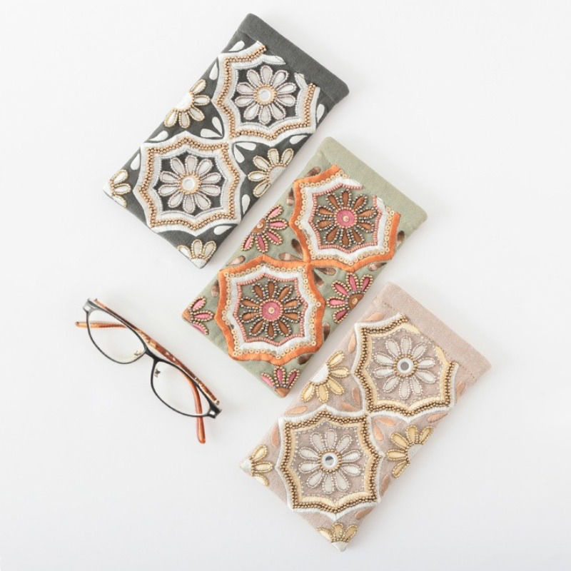 【東京かんかん】ビーズ刺繍メガネケース ベージュ&チャコール&ターコイズ 眼鏡入れ ハンドメイド